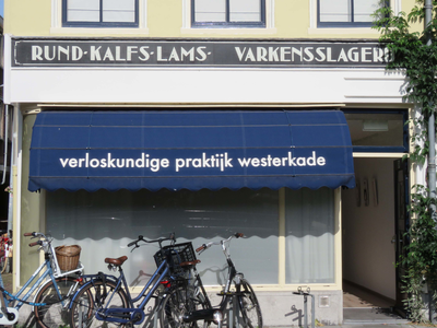 833630 Gezicht op de winkelpui van het winkelhoekpand Westerkade 24 (Verloskundige praktijk Westerkade) te Utrecht, met ...